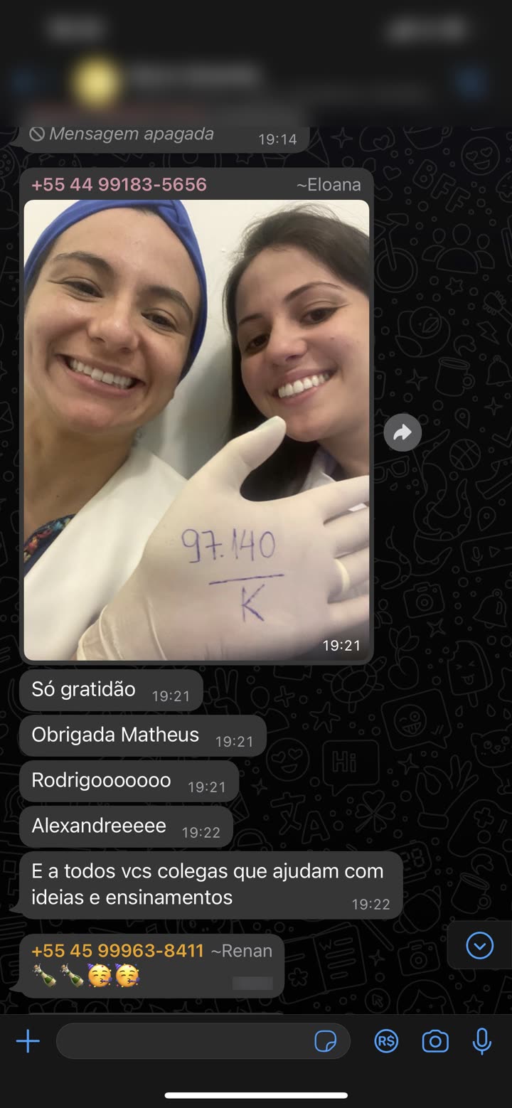 Selfie de duas dentistas com '97.140k' escrito na luva