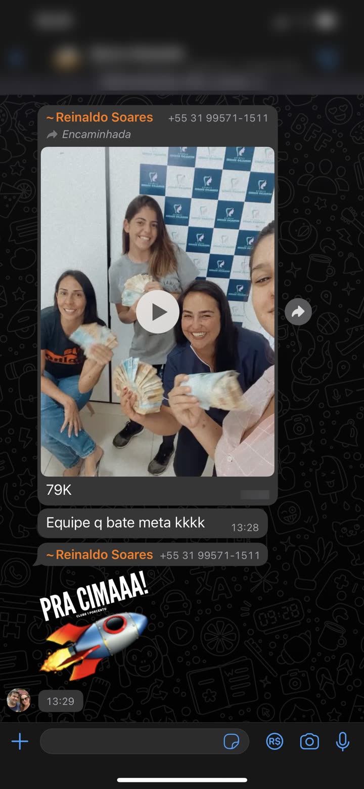 Equipe segurando dinheiro, '79K, equipe que bate meta'