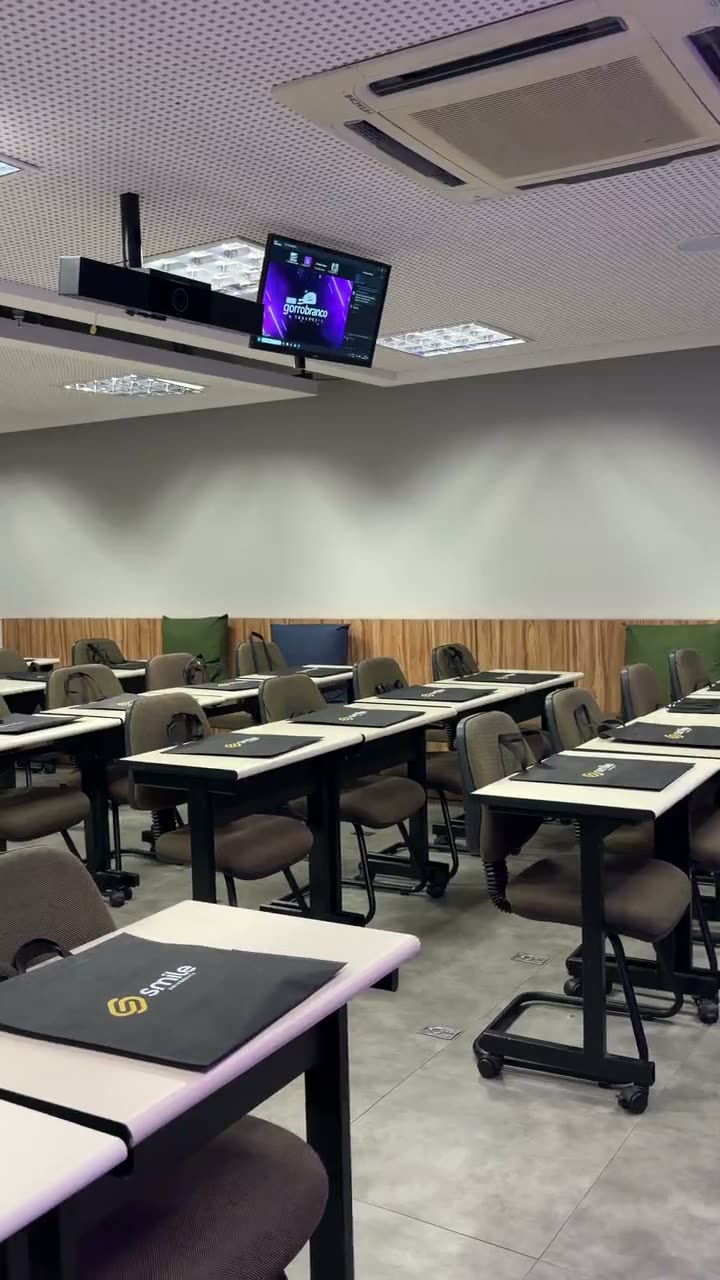 A sala vazia antes de começar, com as pastas da Smile em cada lugar