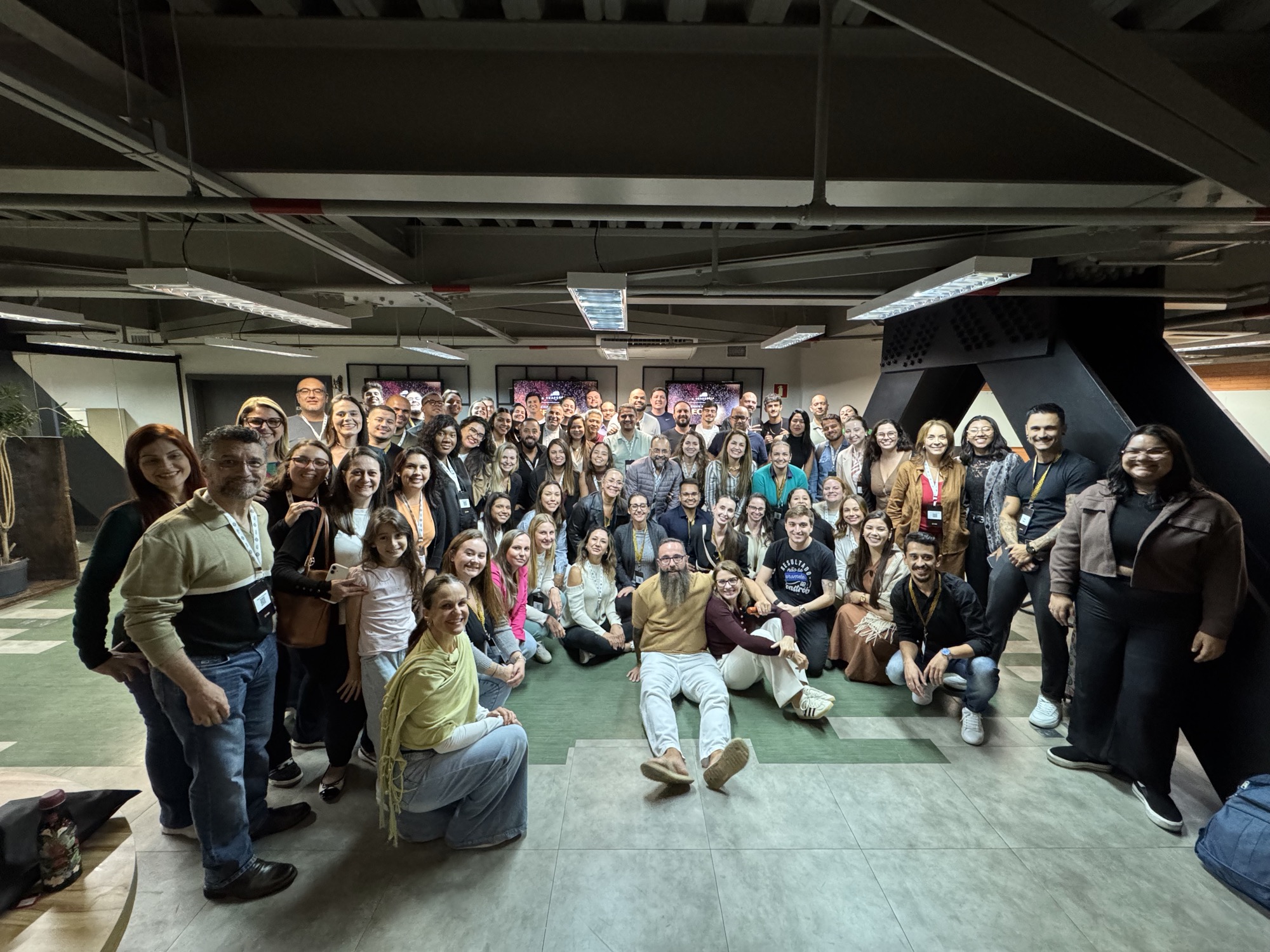 A turma inteira reunida na sala, com o Matheus deitado no chão na frente